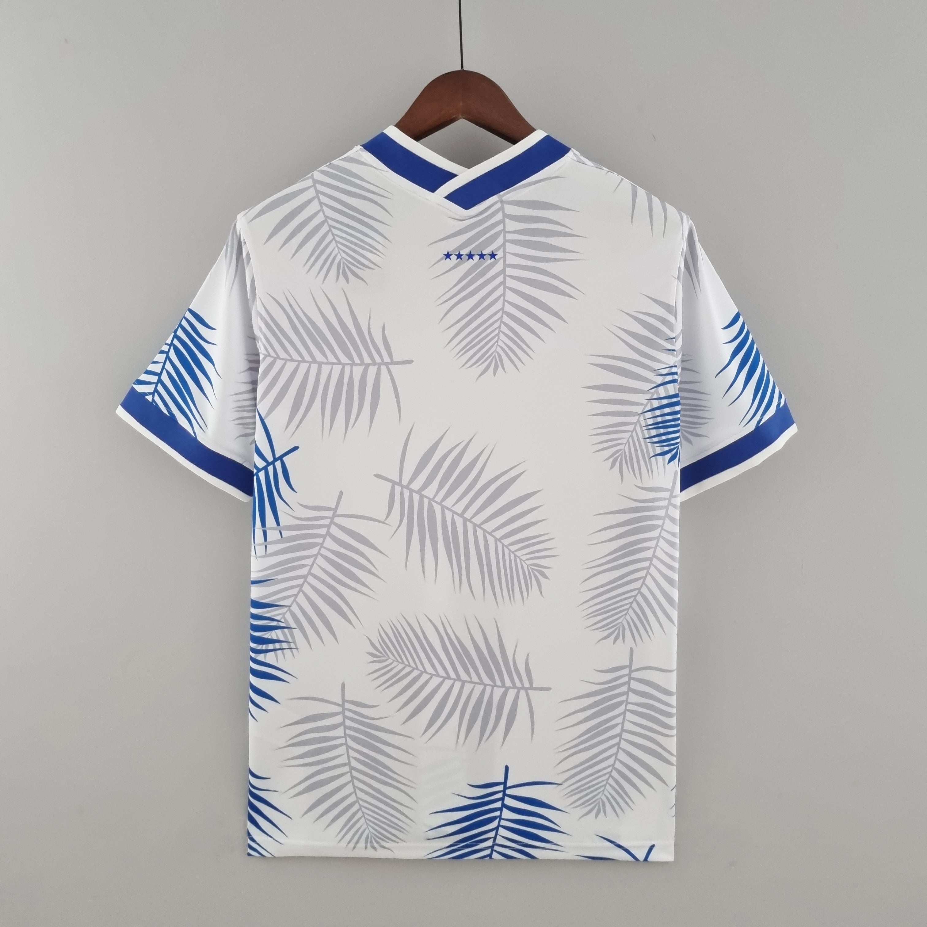 Maillot spécial du Brésil 2022 blanc et bleu de la marque Le 12 -ème Maillot, vue de face avec détails du design.