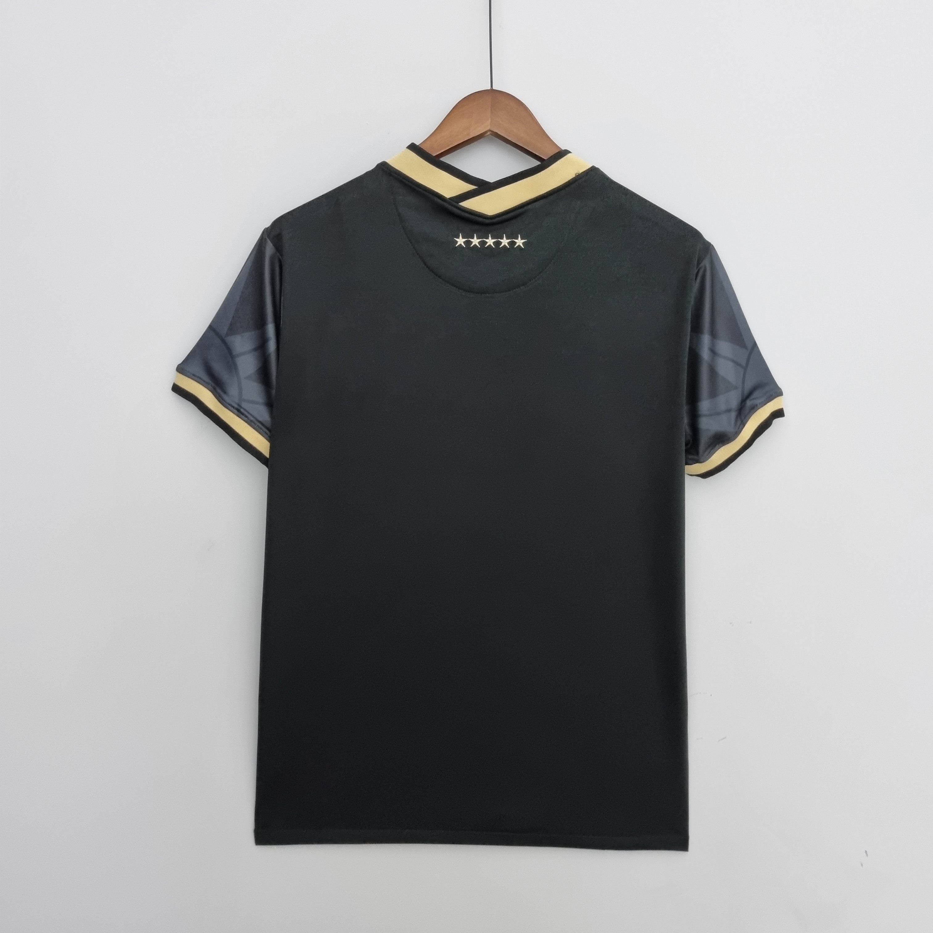 Maillot de football Brésil Concept 2022 Le 12, devant du maillot avec logo et design emblématique.