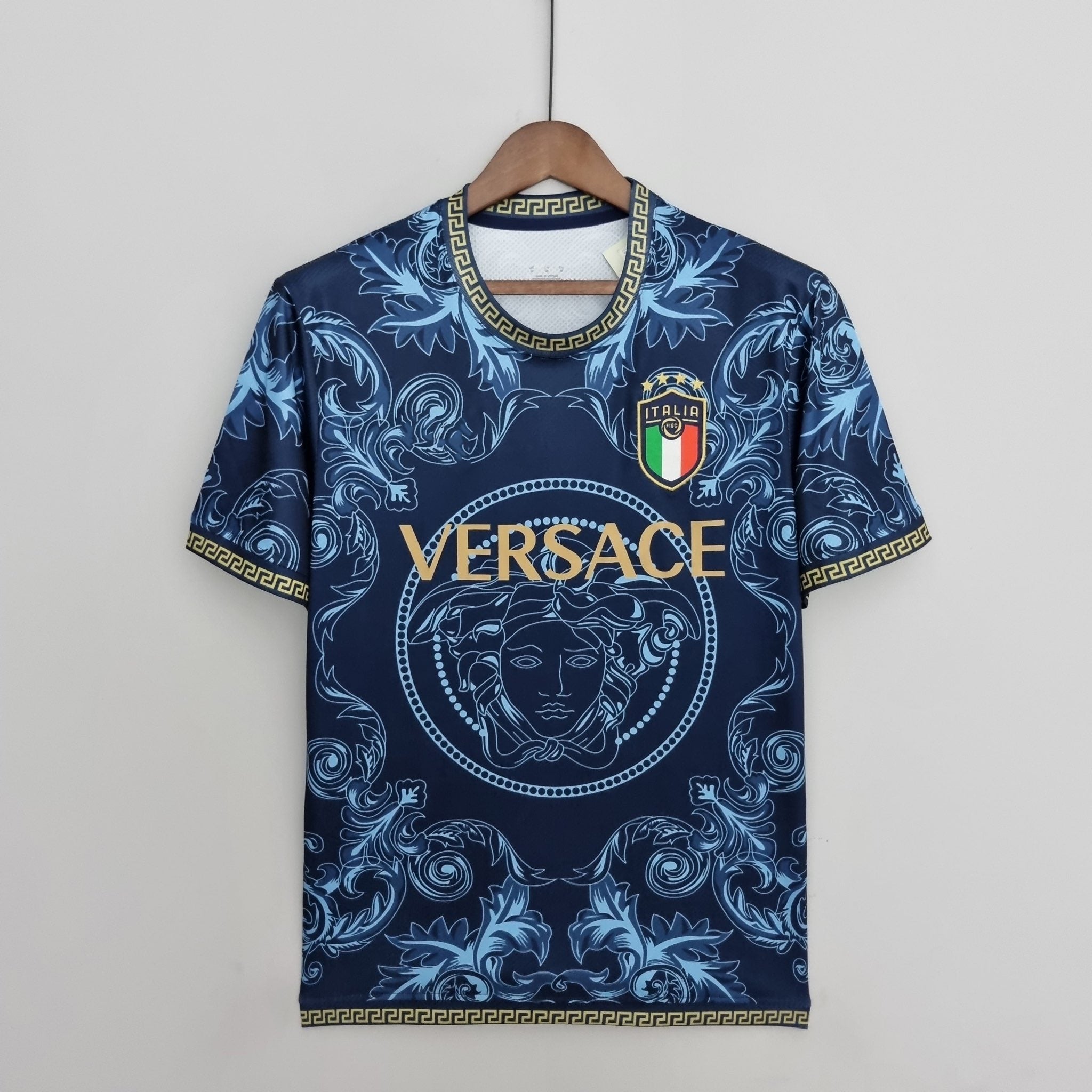 Maillot Italie Concept Bleu et Doré 2023 2024 de Le 12 -ème Maillot, détail du design avec couleurs bleu et doré.