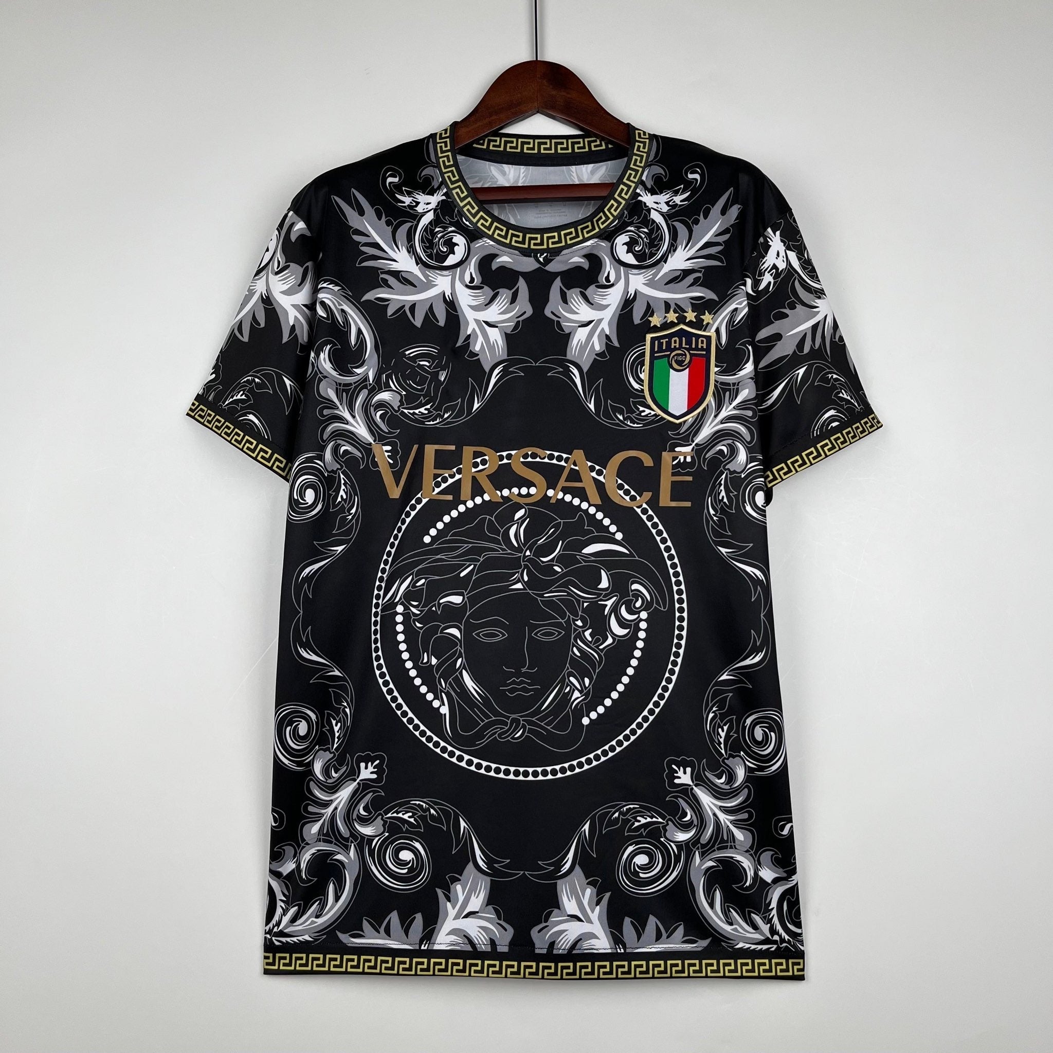 Maillot Italie Concept Noir Doré 2023-2024 de Le 12 -ème Maillot, vue de devant avec détails dorés et design élégant
