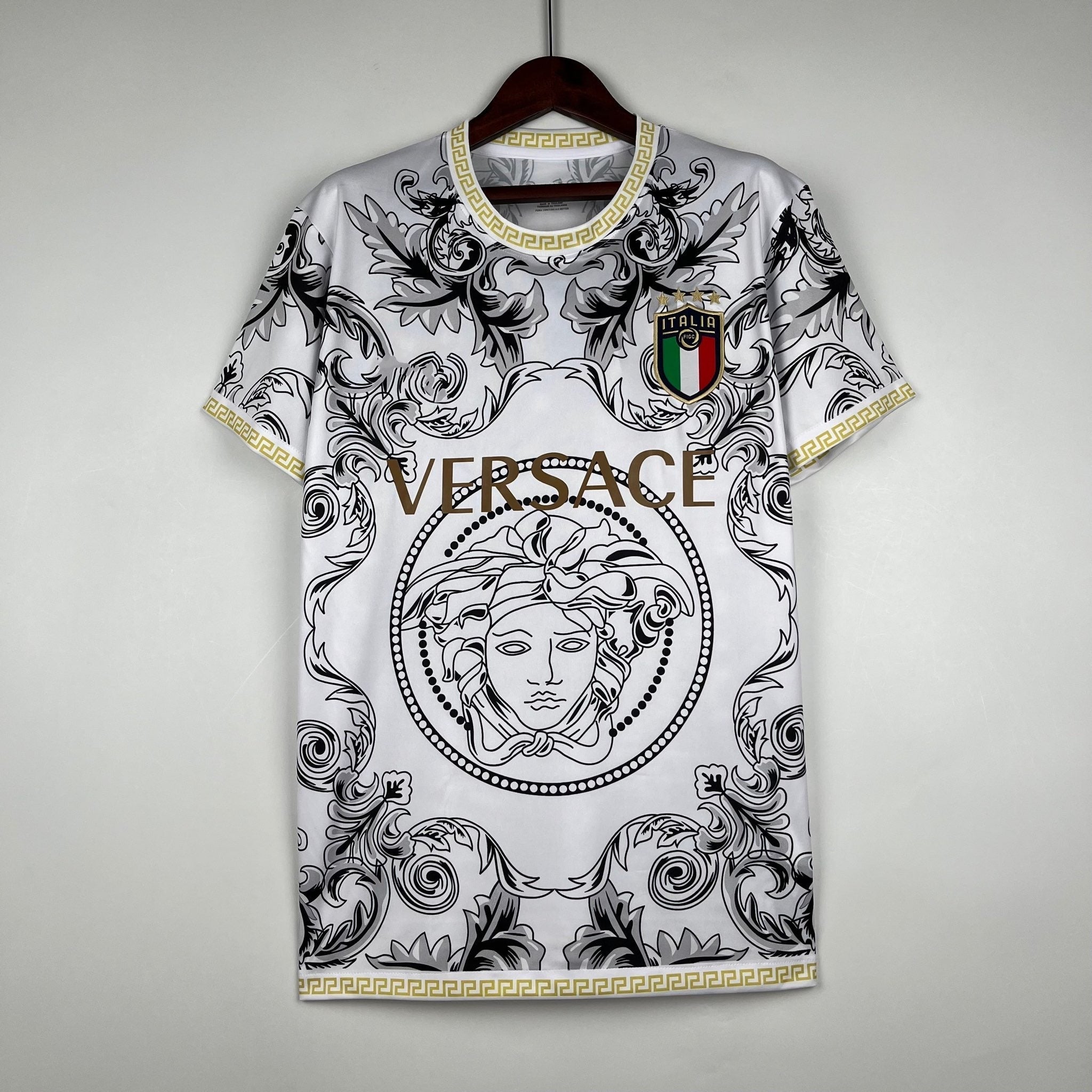 Maillot Italie Concept Blanc Doré 2023-2024 Le 12 -ème Maillot, vue front avec détails blancs et dorés.