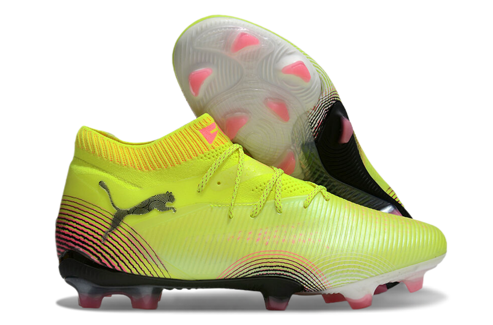 Crampons FUTURE 8 ULTIMATE FG de Le 12 -ème Maillot, vue de face montrant la fixation et les pointes en acier pour football.