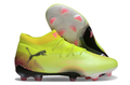 Crampons FUTURE 8 ULTIMATE FG de Le 12 -ème Maillot, vue de face montrant la fixation et les pointes en acier pour football.