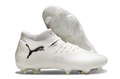 Crampons FUTURE 8 ULTIMATE FG de Le 12 -ème Maillot, vue en gros plan, conçus pour le football avec semelles en caoutchouc.