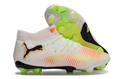 Crampons FUTURE 8 ULTIMATE FG de Le 12 -ème Maillot, vue en gros plan, avec pointes en acier pour football.