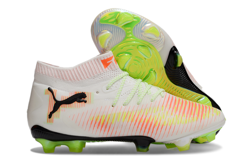 Crampons FUTURE 8 ULTIMATE FG de Le 12 -ème Maillot, vue en gros plan, avec pointes en acier pour football.