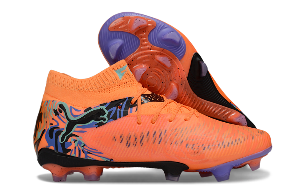 Crampons FUTURE 8 ULTIMATE FG de Le 12 -ème Maillot, vue du dessous avec pointes en acier pour football sur pelouse.