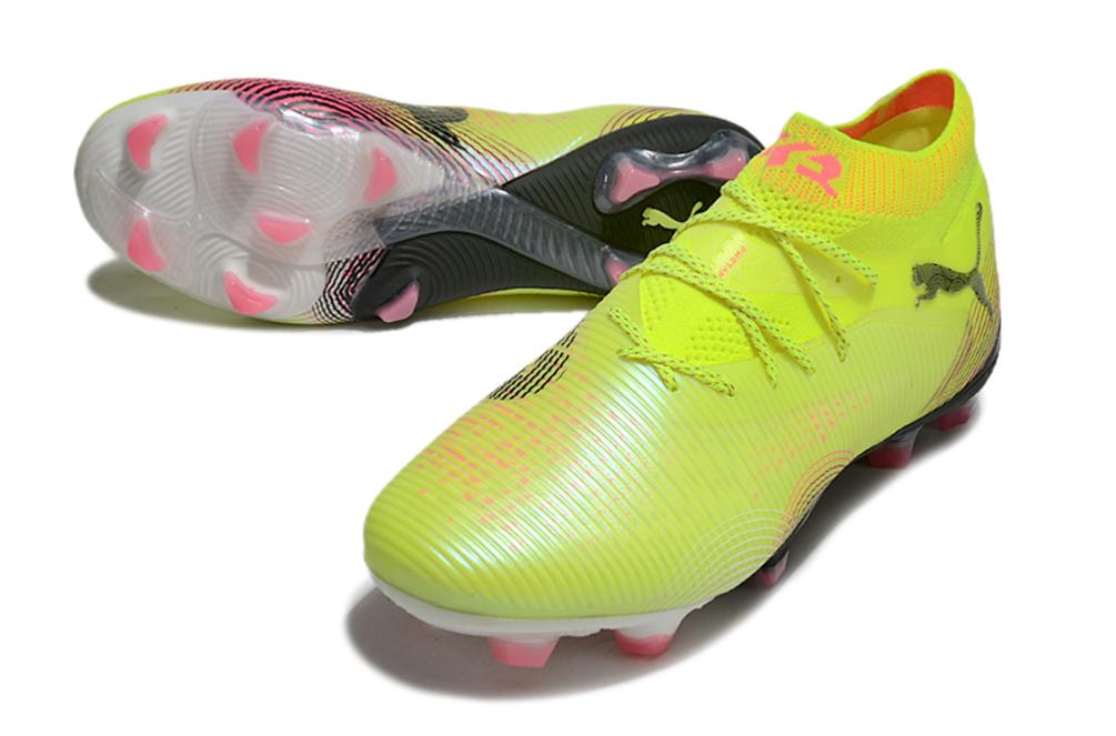 Crampons FUTURE 8 ULTIMATE FG de Le 12 -ème Maillot, vue des pointes et du châssis en acier pour football en extérieur.