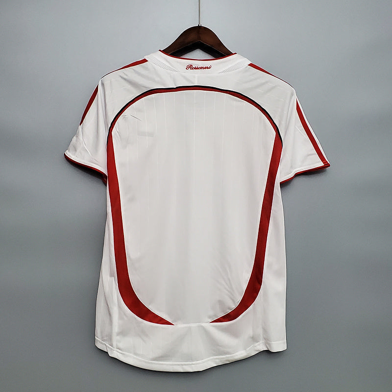 Maillot rétro AC Milan 2006-2007 Le 12-ème Maillot, maillot de football avec logo et design vintage, vue de face.