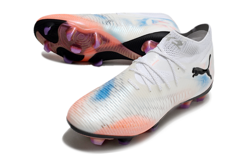Crampons FUTURE 8 ULTIMATE FG de Le 12 -ème Maillot, vue des crampons en acier avec fixation pour chaussures de football.