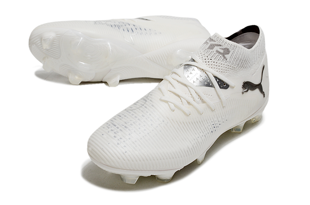 Crampons FUTURE 8 ULTIMATE FG de Le 12 -ème Maillot, vue de face avec piquets en acier pour football.