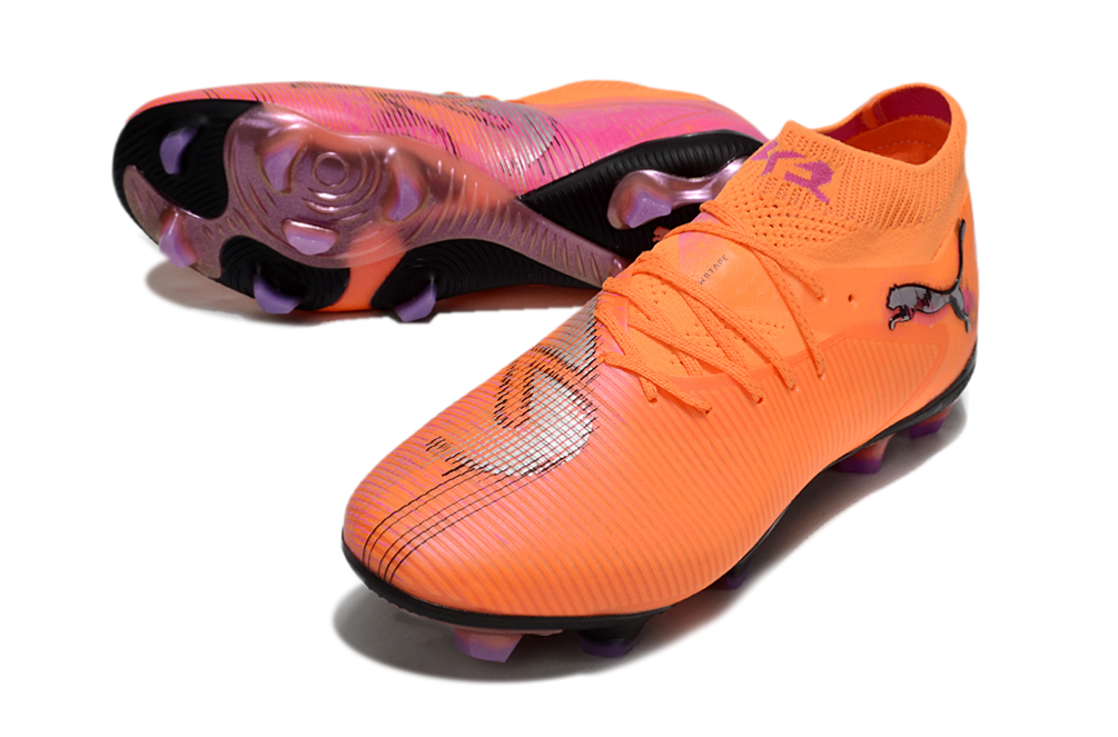 Crampons FUTURE 8 ULTIMATE FG de Le 12 -ème Maillot, vue détaillée avec pointes et fixation pour football.