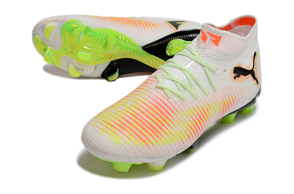 Crampons FUTURE 8 ULTIMATE FG de Le 12 -ème Maillot, vue de face montrant la semelle et les pointes pour le football.