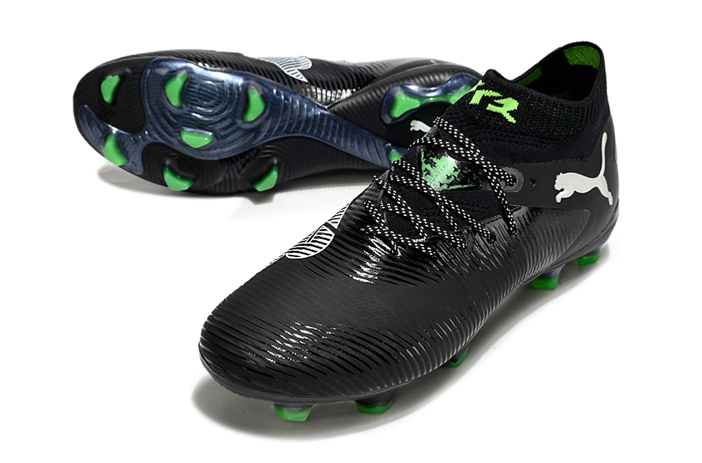Crampons FUTURE 8 ULTIMATE FG de Le 12 -ème Maillot, vue de face montrant la semelle et les pointes pour football.