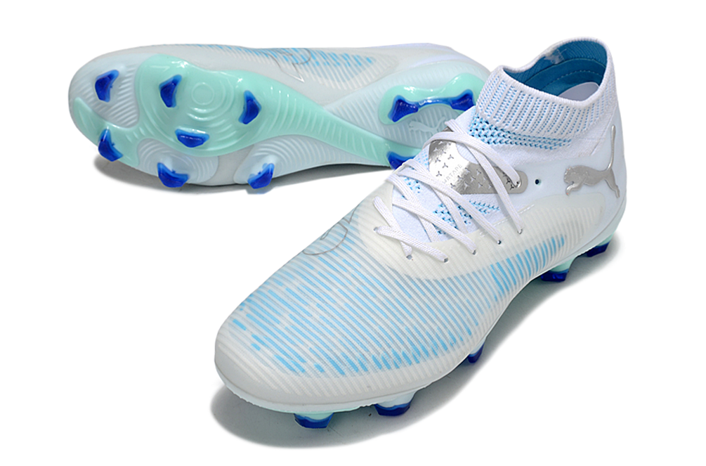 Crampons FUTURE 8 ULTIMATE FG de Le 12 -ème Maillot, vue des crampons en acier pour football sur terrain naturel.
