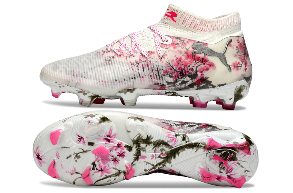 Crampons FUTURE 8 ULTIMATE FG de Le 12 -ème Maillot, conçus pour le football, avec semelles en gazon naturel.