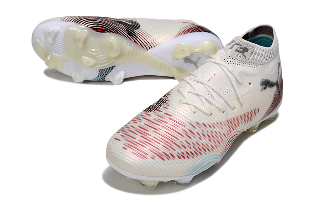Crampons FUTURE 8 ULTIMATE FG de Le 12 -ème Maillot, vue de face avec pointes en acier pour football.