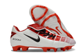 Crampons T90 FG de Le 12 -ème Maillot, fixation robuste pour chaussures de football, montrés en gros plan sur fond neutre.