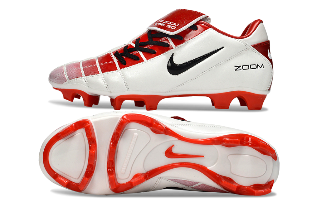 Crampons T90 FG de Le 12 -ème Maillot, fixation robuste pour chaussures de football, visibles en gros plan sur fond neutre.
