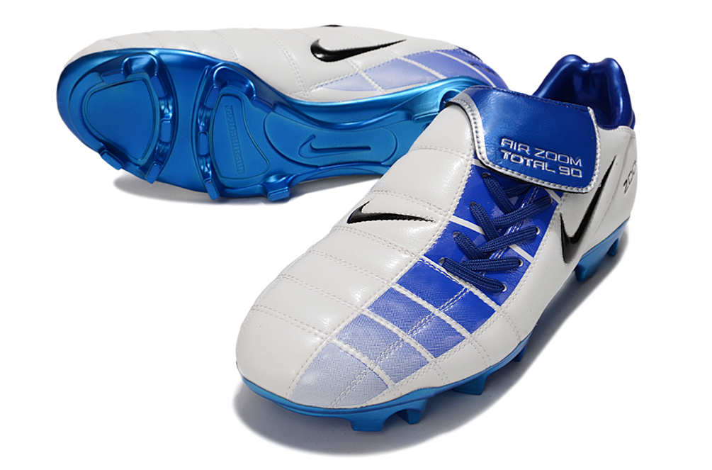 Crampons T90 FG de Le 12 -ème Maillot, fixations métalliques pour chaussures de football, visibles sur l'image.