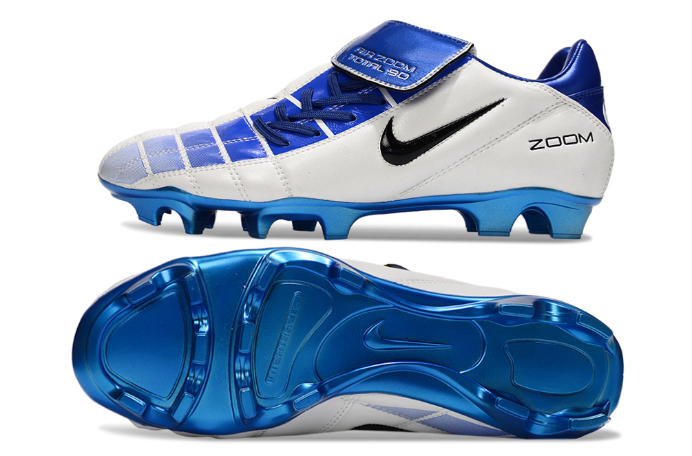 Crampons T90 FG de Le 12 -ème Maillot, fixation robuste pour chaussures de football, montrés sur l'image.