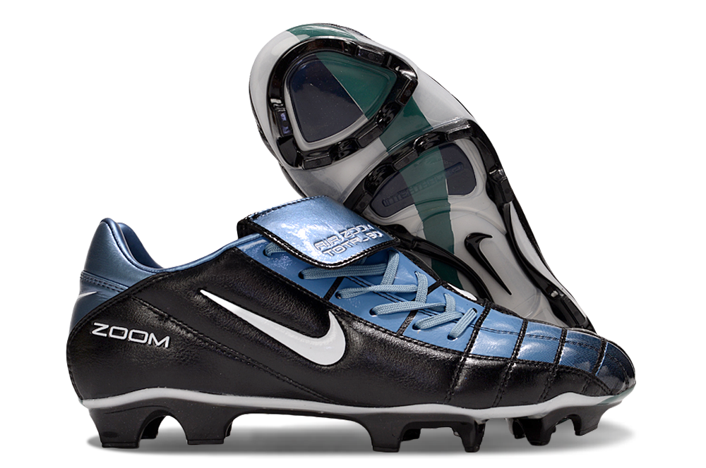 Crampons T90 FG de Le 12 -ème Maillot, fixation robuste pour chaussures de football, montré en gros plan sur l'image.