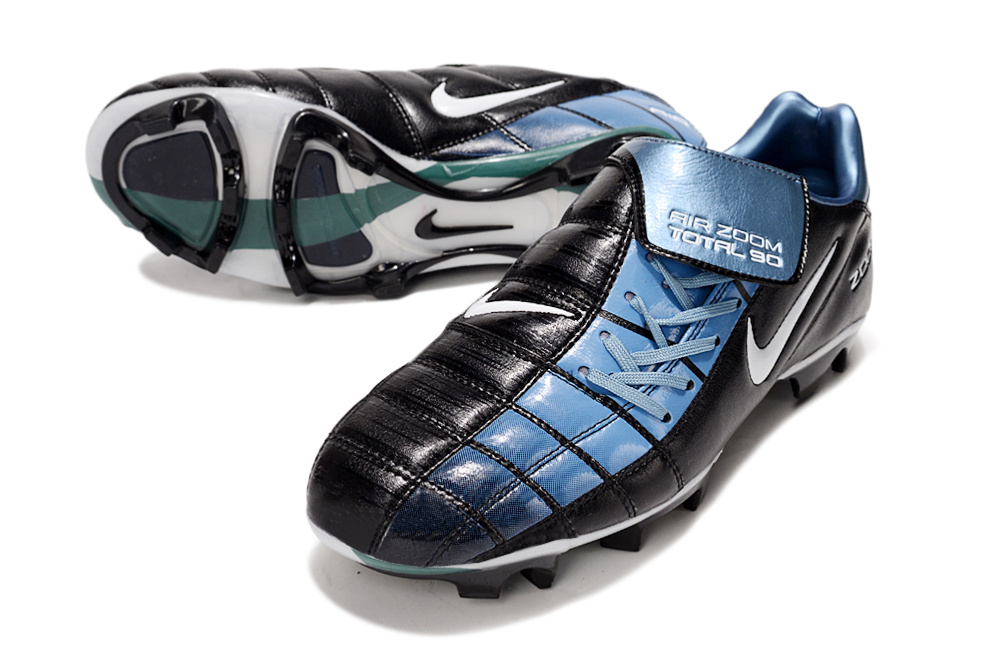 Crampons T90 FG de Le 12 -ème Maillot, fixation métallique pour chaussures de sport ou de football, visibles en image.