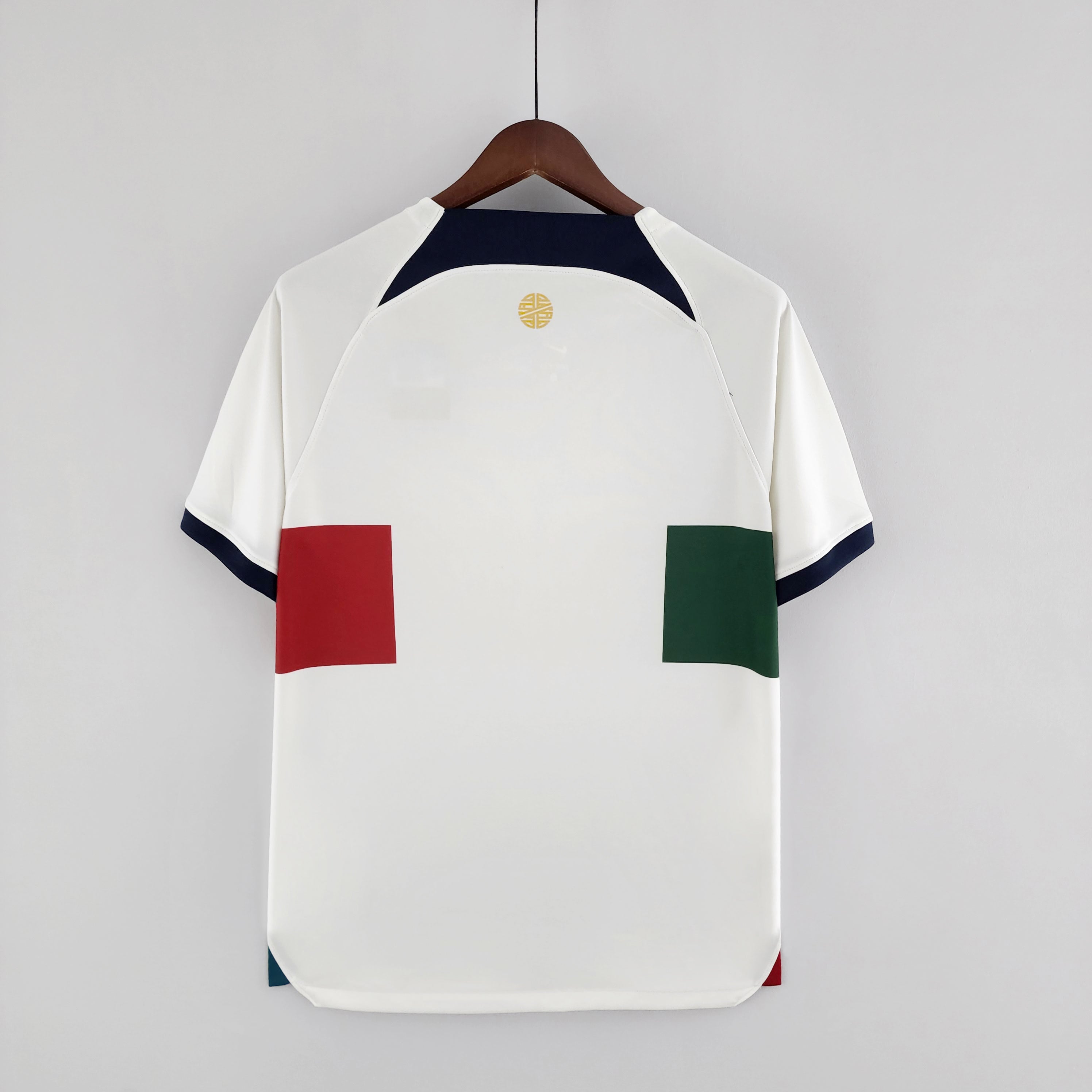 Maillot extérieur du Portugal 2022-2023 de la marque Le 12, vue en gros plan, avec design sportif et couleurs nationales.