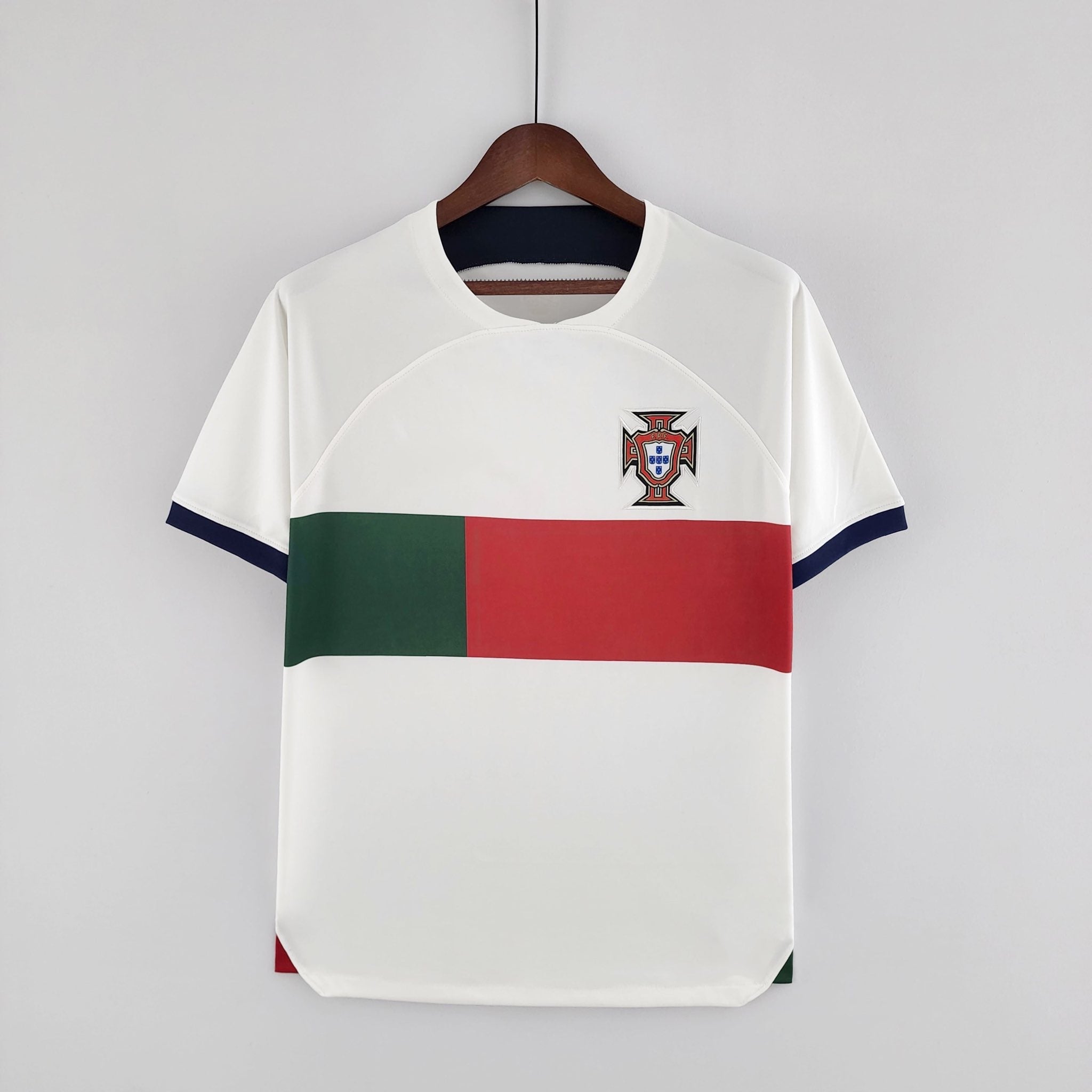 Maillot extérieur Portugal 2022-2023 Le 12, maillot de football avec design sportif et couleurs nationales portugaises.