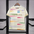 Maillot de football Le 12 -ème Maillot Venise concept 2024/25, design moderne avec détails colorés et logo visible.
