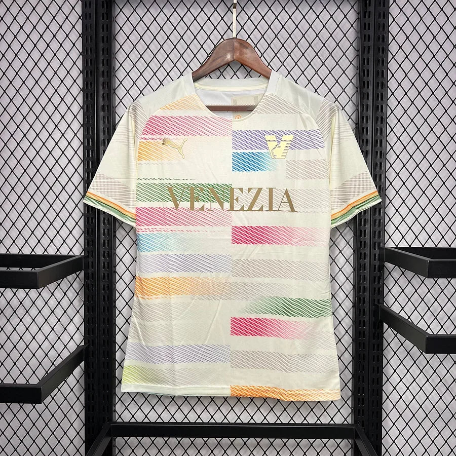 Maillot de football Le 12 -ème Maillot Venise concept 2024/25, design moderne avec détails colorés et logo visible.
