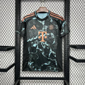 Maillot extérieur Bayern Munich 2025 Le 12 -ème Maillot, maillot de football avec logo et détails de l'équipe en vue frontale.