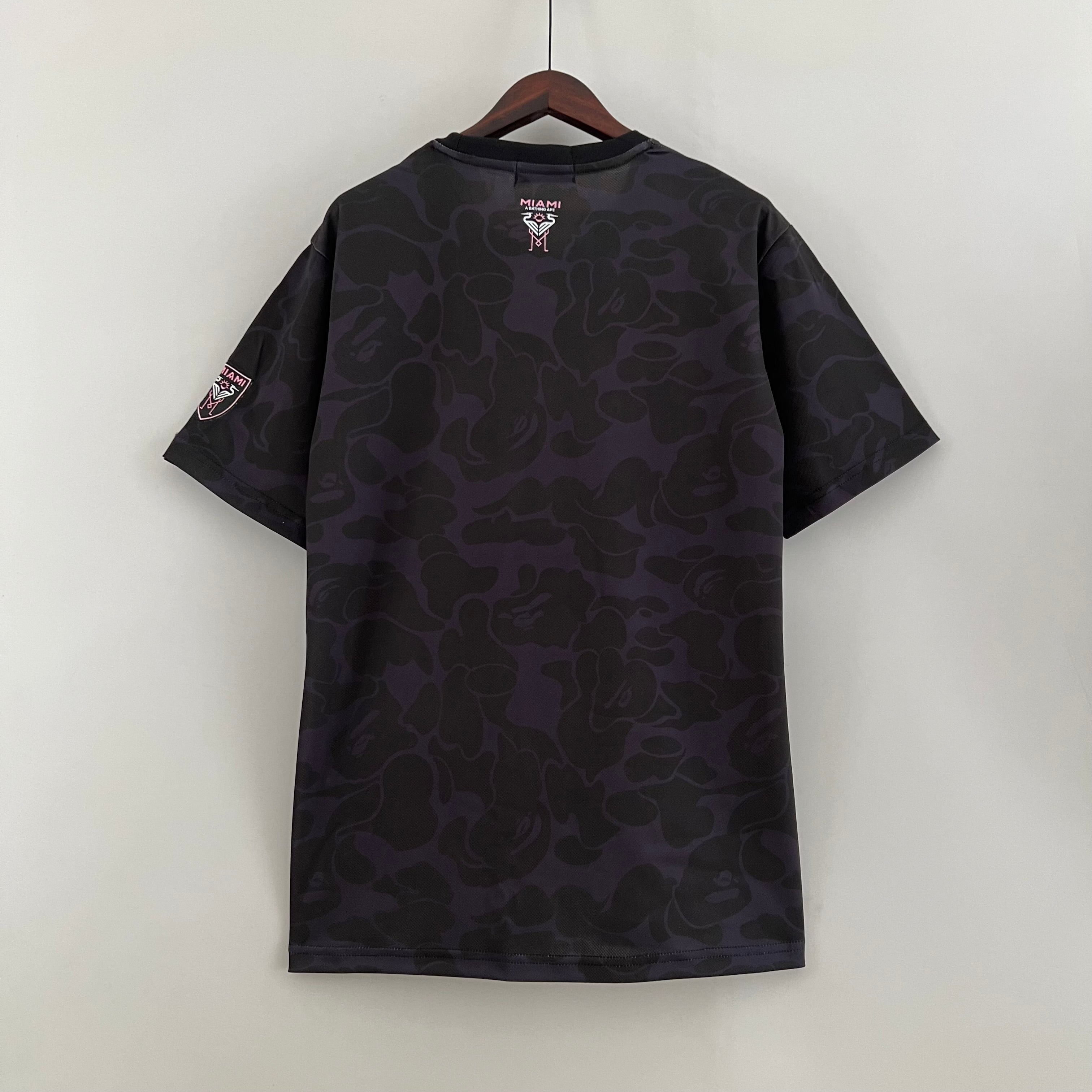 Maillot noir de l'Inter Miami édition limitée 2023-2024, marque Le 12 -ème Maillot, vue de face avec logo et détails du design.