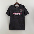 Maillot noir édition limitée Inter Miami 2023-2024 Le 12 -ème Maillot, détail du logo et design du maillot de football.