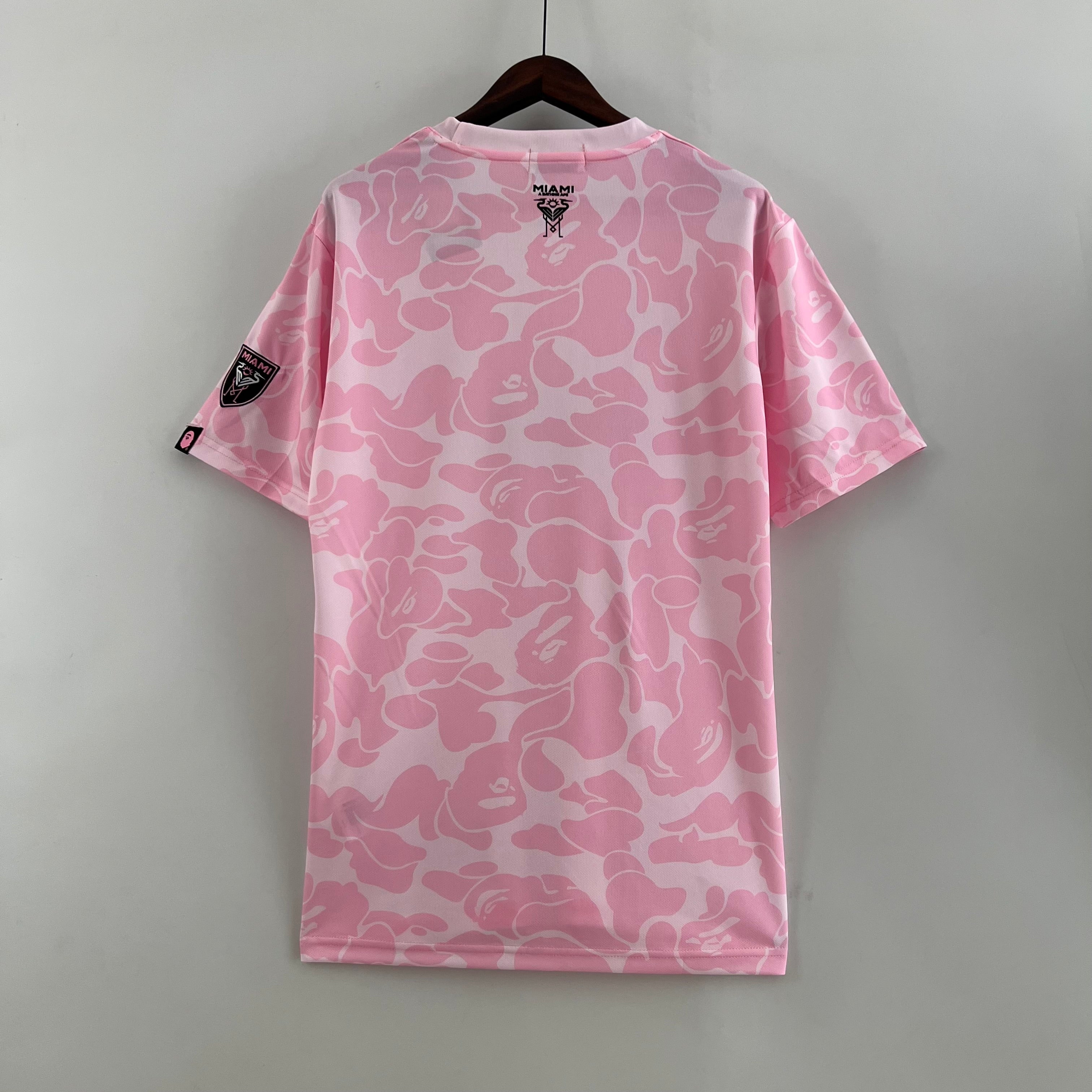 Maillot Inter Miami édition limitée Rose 2023-2024 Le 12 -ème, vue de face, détails du design et logo de l'équipe.