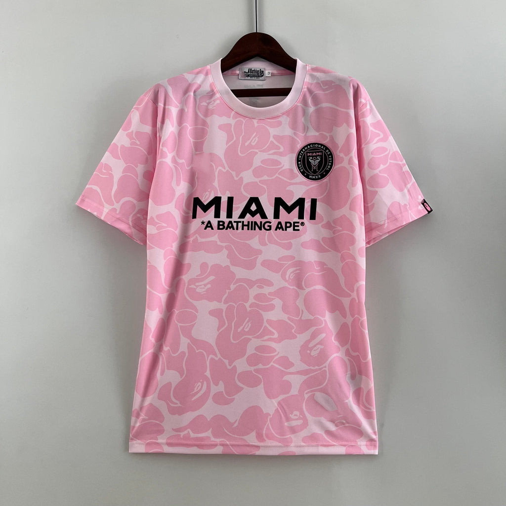 Maillot Inter Miami édition limitée Rose 2023-2024, marque Le 12 -ème Maillot, vue de face avec détails du maillot.