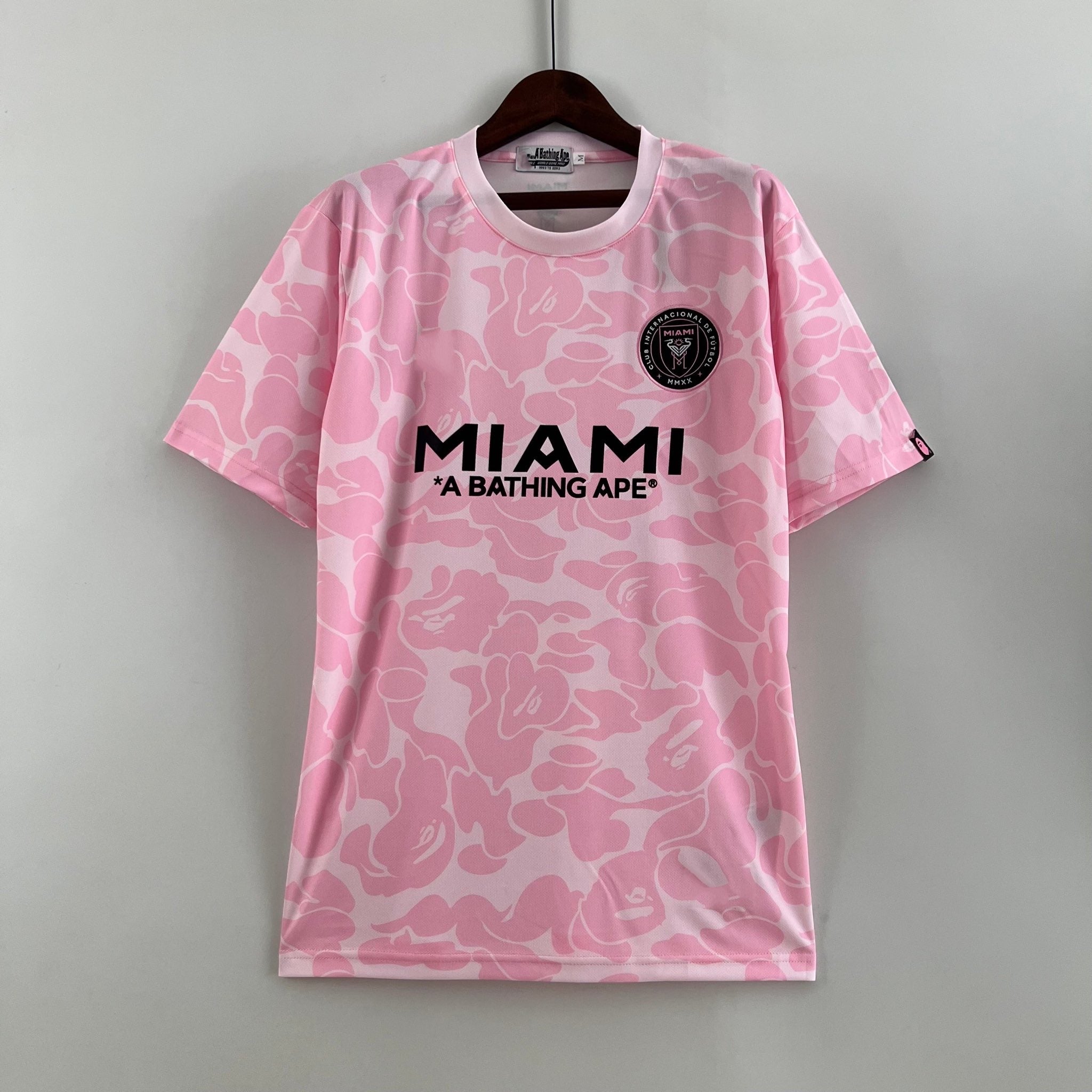 Maillot Inter Miami édition limitée Rose 2023-2024, marque Le 12 -ème Maillot, vue de face avec détails du maillot.