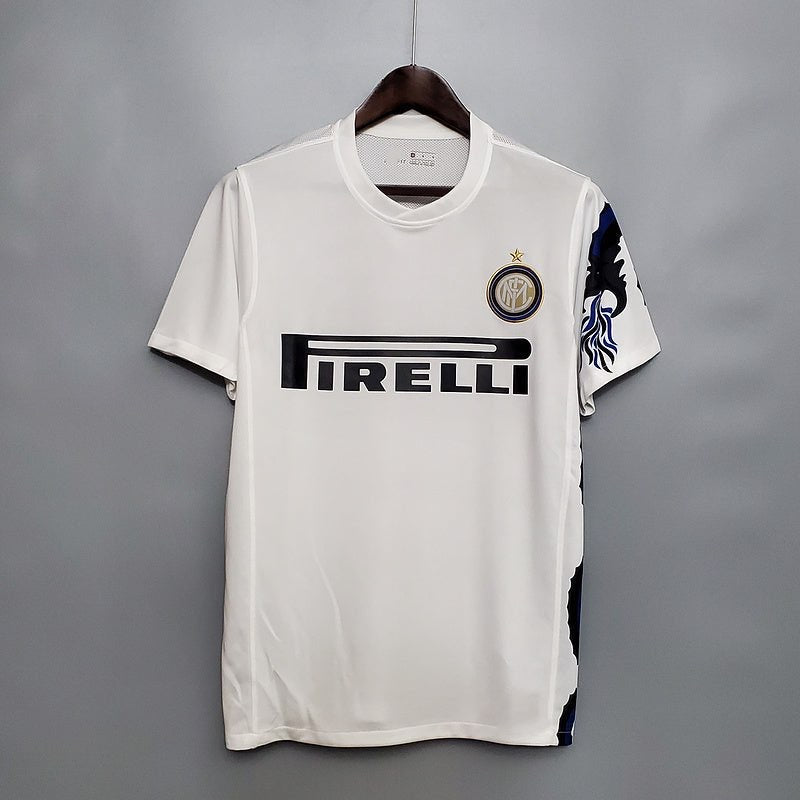 Maillot extérieur rétro de l'Inter Milan 2010, version Le 12 -ème Maillot, avec logo et design vintage visible sur l'image.