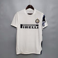 Maillot extérieur rétro de l'Inter Milan 2010, version Le 12 -ème Maillot, avec logo et design vintage visible sur l'image.