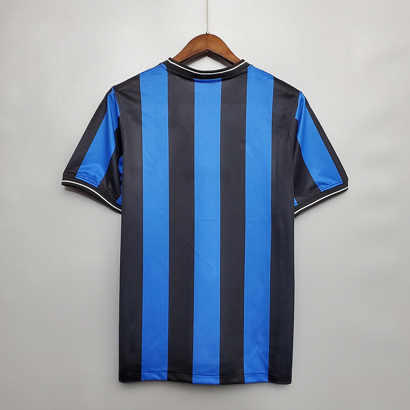 Maillot domicile rétro de l'Inter Milan 2010, marque Le 12 -ème Maillot, vue de face avec logo et détails classiques.