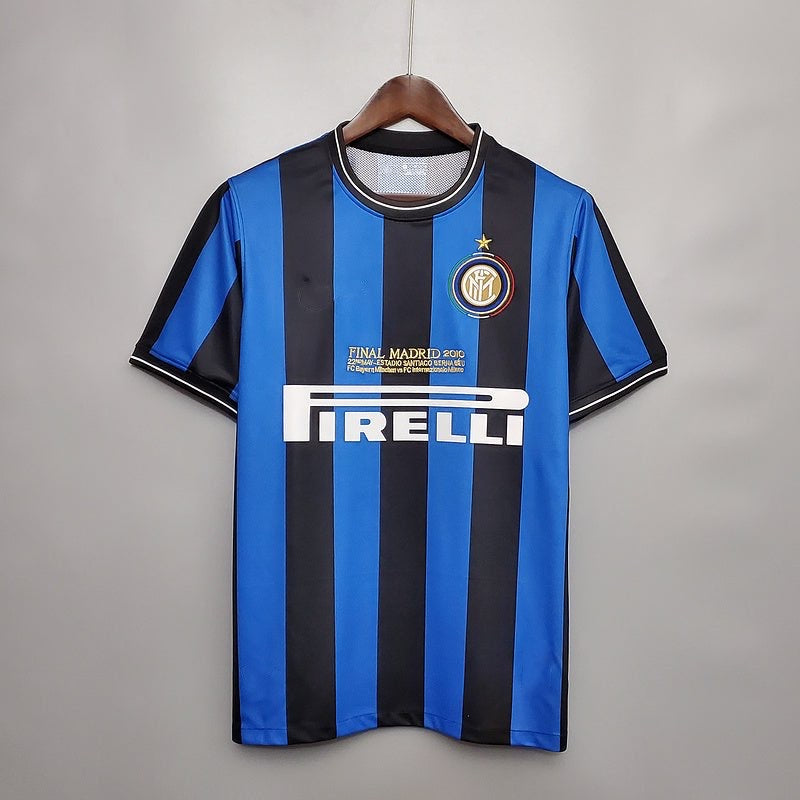 Maillot domicile rétro de l'Inter Milan 2010, édition Le 12 -ème Maillot, vue du devant avec logo et détails du maillot.