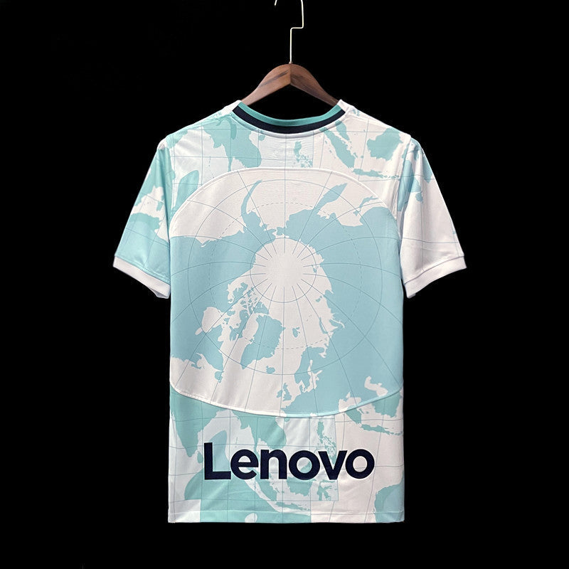 Maillot spécial Inter Milan 2022-2023 Le 12ème Maillot, écharpe et logo de l'équipe en détail.