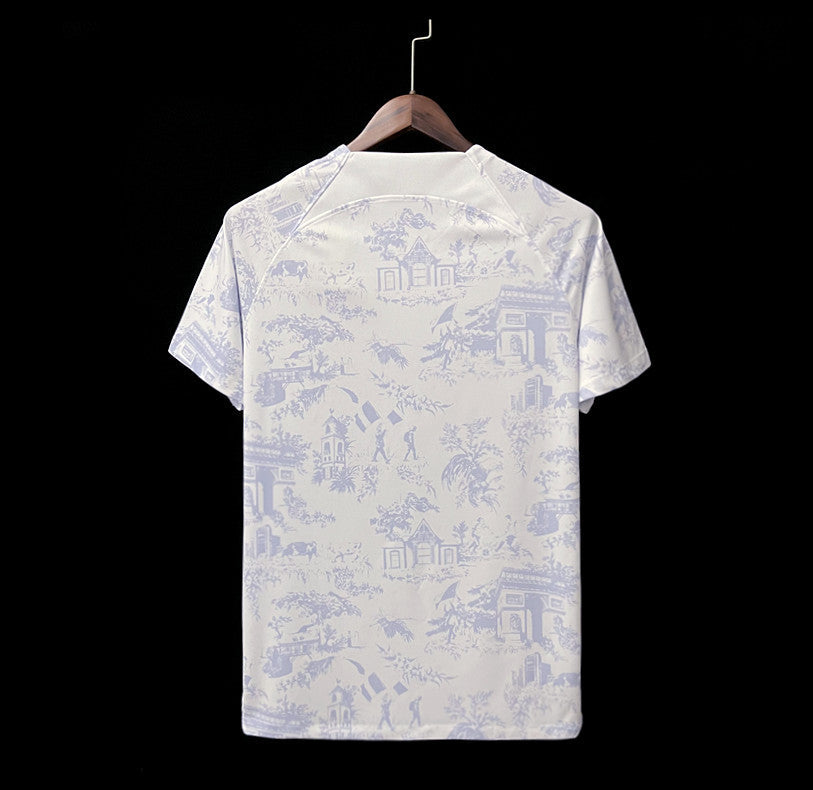 Maillot extérieur de l'équipe de France pour la Coupe du Monde 2022-2023, marque Le 12, porté avec logo et détails du maillot.