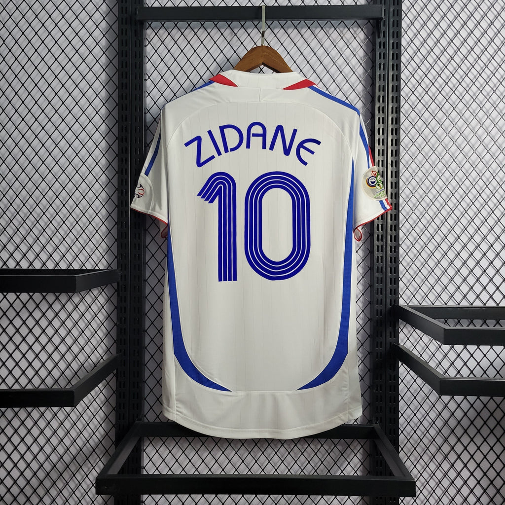 Maillot rétro de l'équipe de France 2006, marque Le 12 -ème Maillot, affiché sur un mannequin.