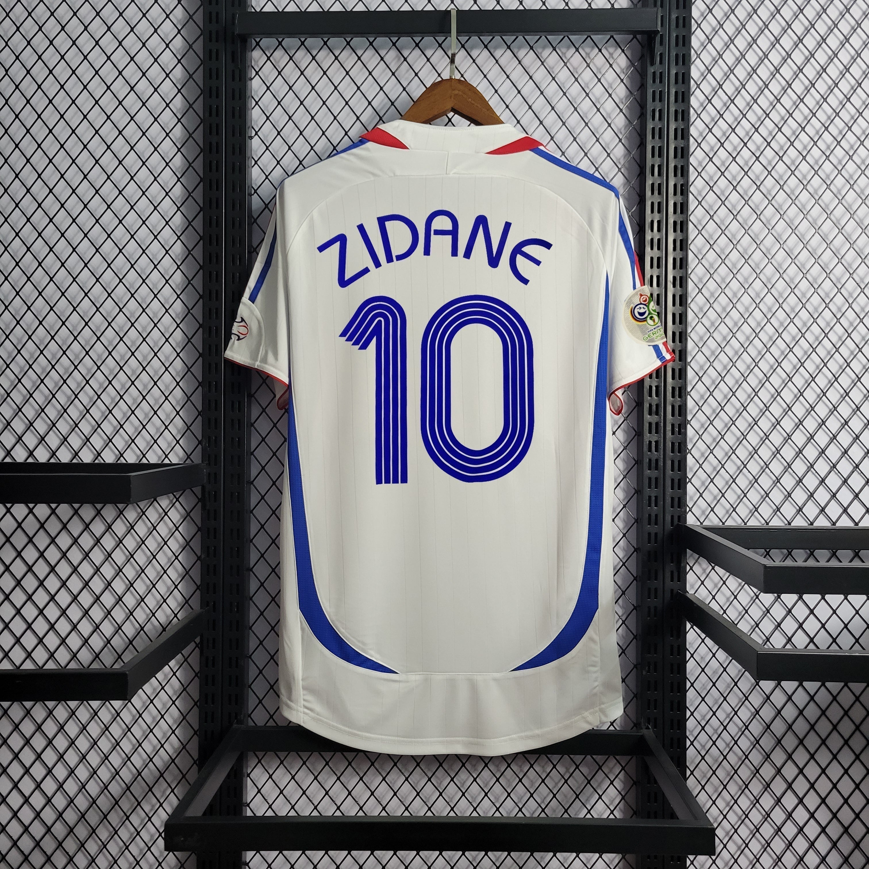 Maillot rétro de l'équipe de France 2006, marque Le 12 -ème Maillot, affiché sur un mannequin.