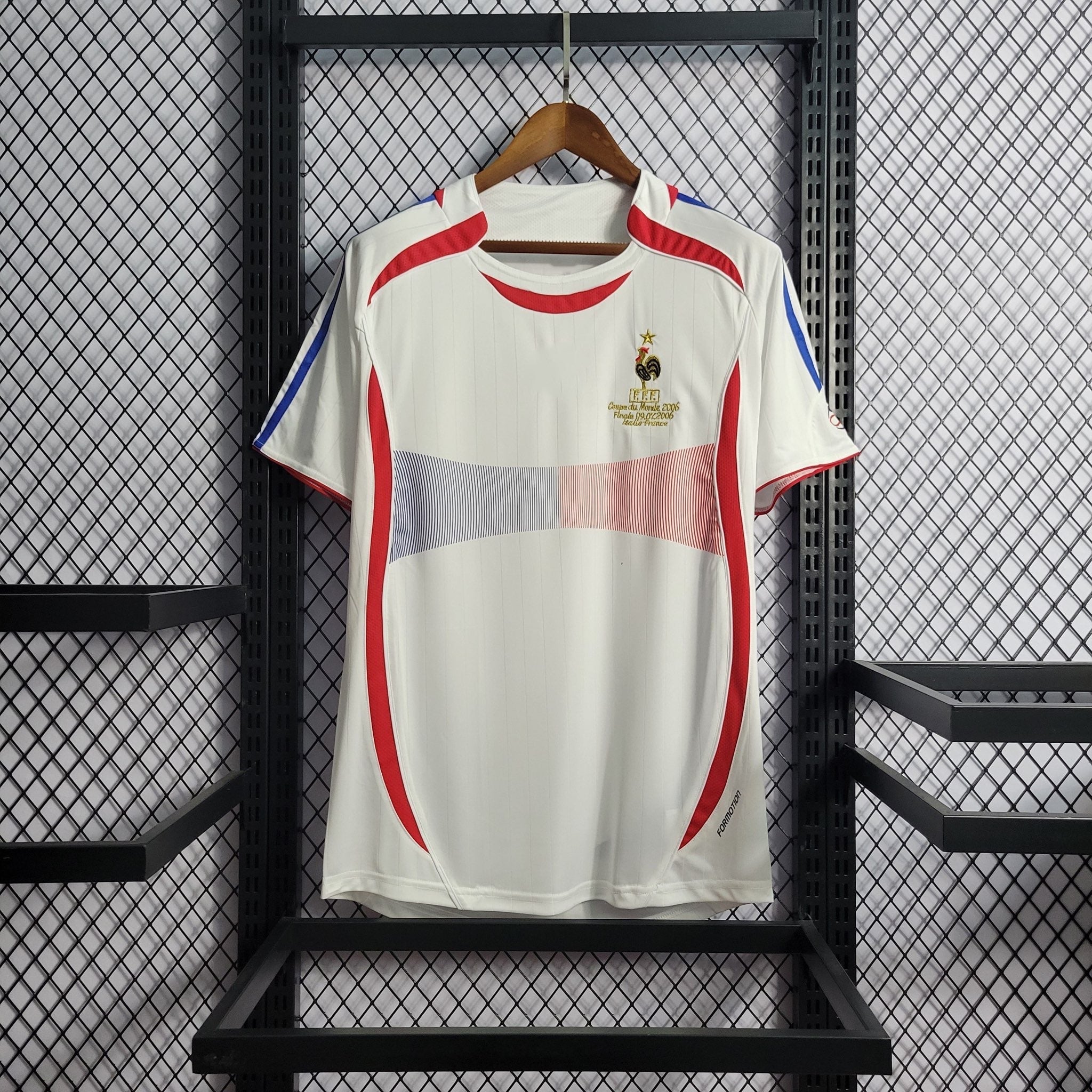 Maillot rétro de l'équipe de France 2006, modèle Le 12 -ème Maillot, vue de face avec logo et détails traditionnels.