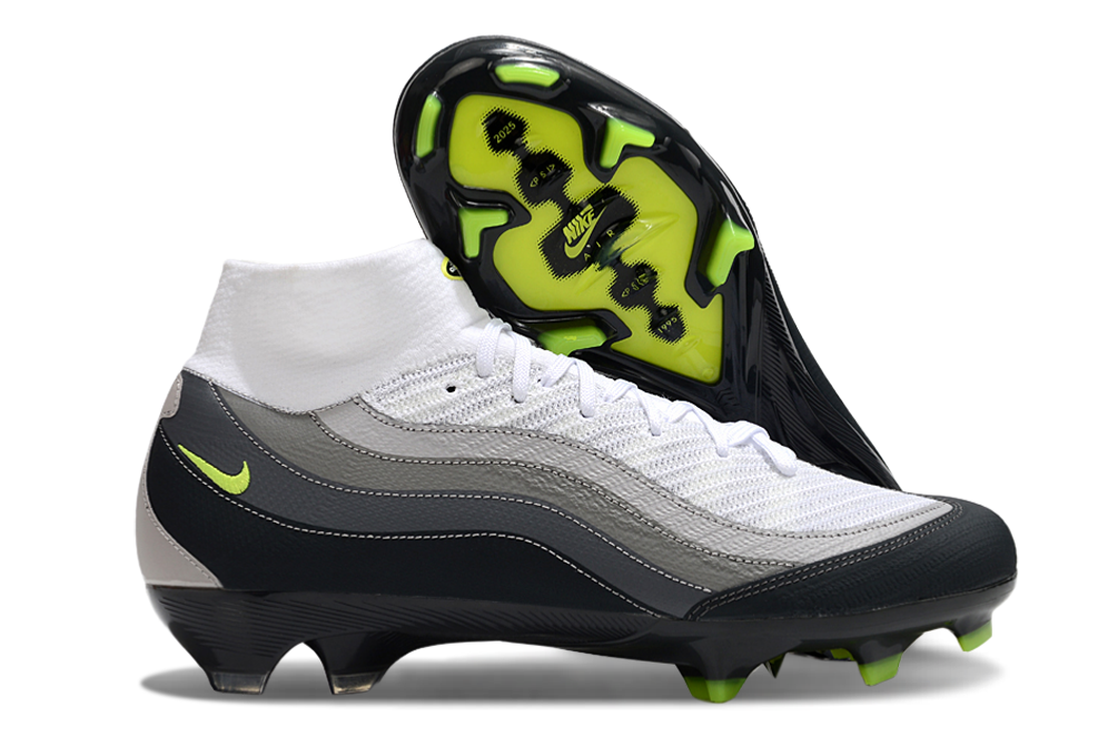 Crampons Mercurial Superfly 16 Elite XXV de la marque Le 12-ème Maillot, vue détaillée du dessous avec pointes en métal.