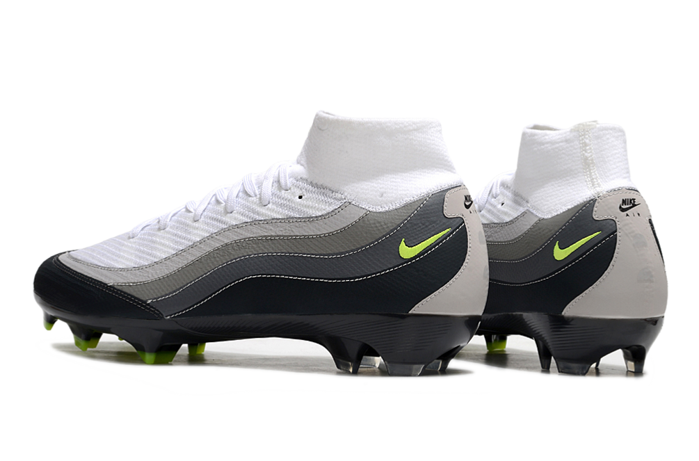Crampons Mercurial Superfly 16 Elite XXV de Le 12 -ème Maillot, détails des pointes et design sur le sol.
