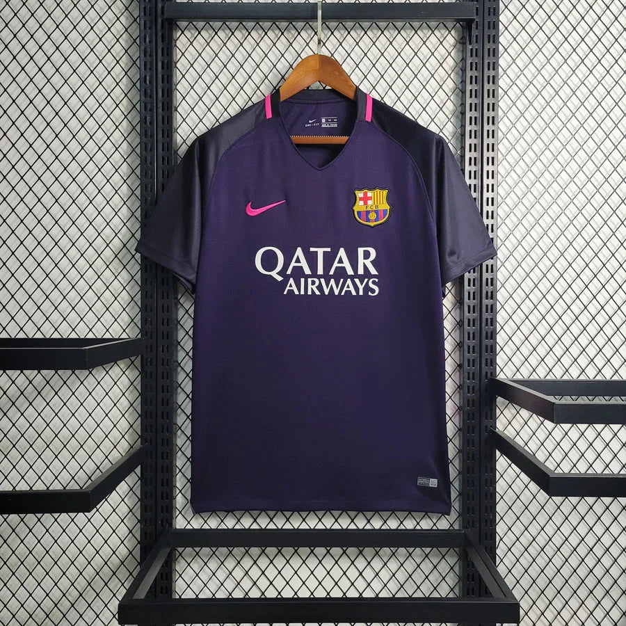 Maillot rétro FC Barcelone 2016-2017 Le 12ème Maillot, maillot de football bleu avec logo du club et détails de l'équipe.