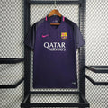 Maillot rétro FC Barcelone 2016-2017 Le 12ème Maillot, maillot de football bleu avec logo du club et détails de l'équipe.